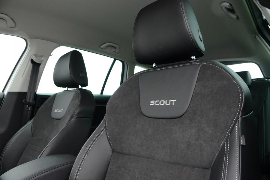 Детали интерьера Skoda Octavia Scout 2017 года  (UK) (фото 4 из 12)
